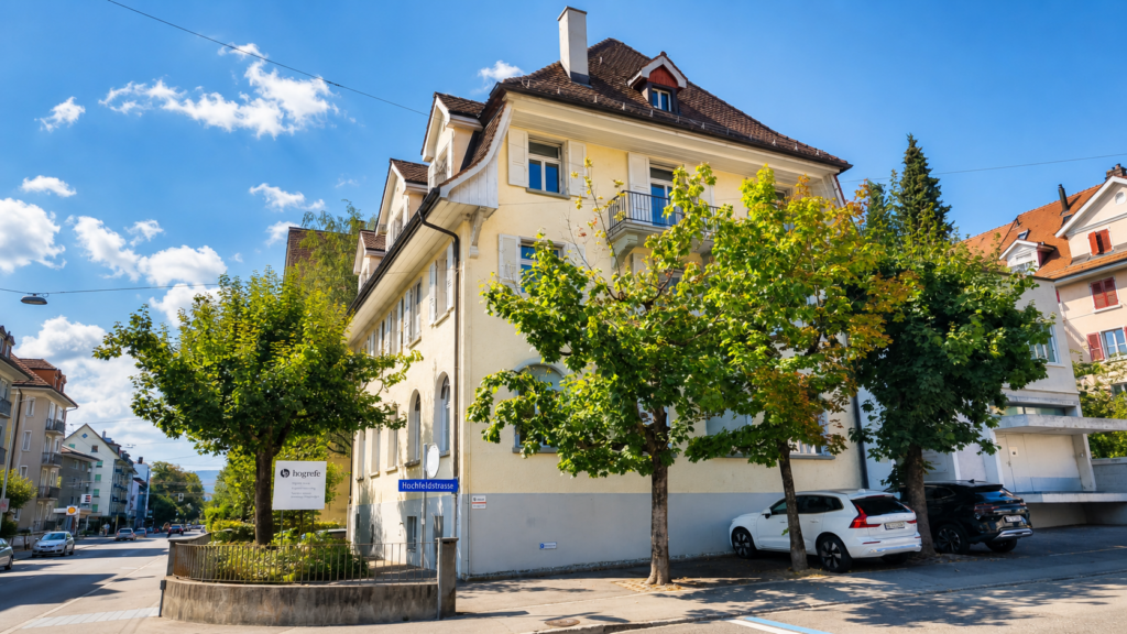 Wohngebäude mit roten Fensterläden und Ziegeldach bei einem Elektroinstallationsprojekt von Kohler Elektro Bern AG